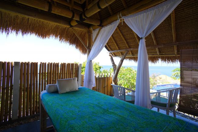 こちらは海も見えるし、風も抜けるし、気持ちよくてお気に入り！<br />右下には本館のプールが見えます。<br /><br />ビーチルームのスパルームは囲われているので、<br />見えない方がいい方はそちらがオススメ。