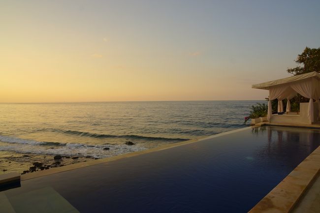 オレンジ色に染まる海をこんなふうに眺められるなんて<br />本当に贅沢な時間。