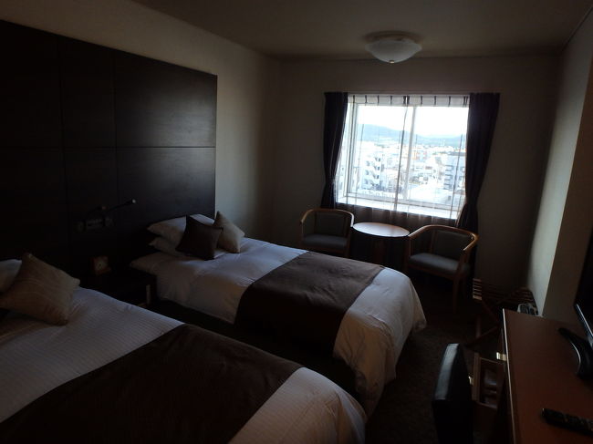 ホテルは私の希望　去年と同じホテルミヤヒラ<br />離島ターミナル目の前、大浴場ありがポイント<br />でも今回は節約っと西館の3階以下のプランにしましたが…<br />リピーター特典？？東館の最上階(7階)にアサインされました＼(^o^)／<br />