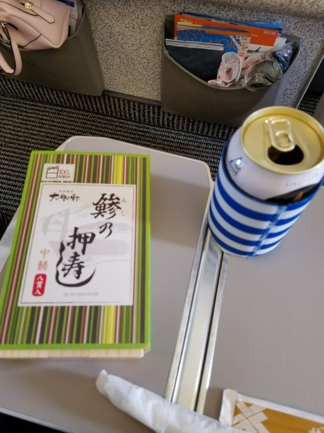 空港で待ち合わせして、ランチ♪の予定が、Nちゃんのリムジンバスがかなりの渋滞に巻き込まれ、フライトギリギリに！<br />間に合って良かったー！<br />て事で、出発エリアでお弁当など購入