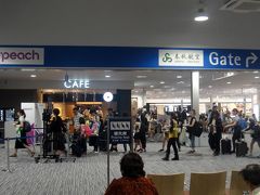 ０６:３７　関西空港第２ターミナルに着きました。

アレレ、１年程来ないうちに随分広くなってます。LCCの春秋航空が就航するようになったんですね。当然、中国人の姿が目立ちます。