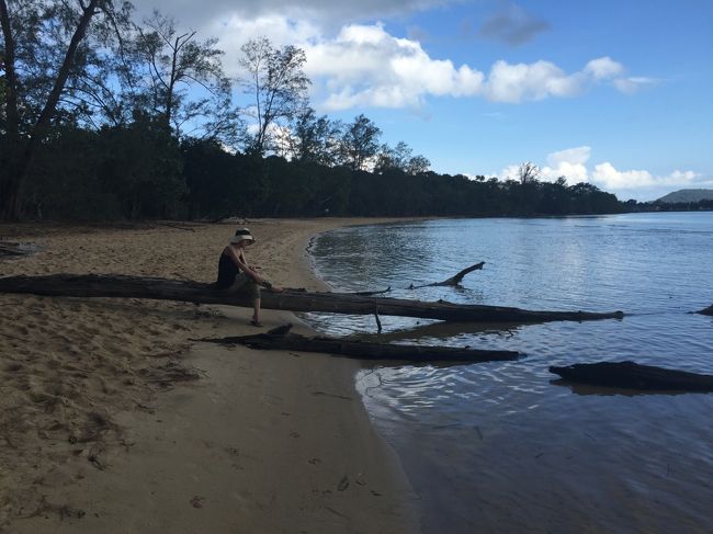 ようやくジャングルを抜け海に。途中雨には降られるし、どっと疲れた。