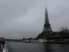 「パリの顔」エッフェル塔もてっぺんは雲に隠れています。