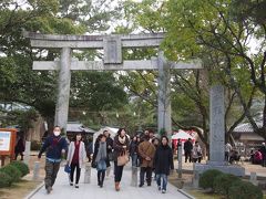 新年最初の観光は「松陰神社」
２回目の訪問です。
１月１日ということもあり、初詣の地元の方？で入り口近くまで列が伸びていました。（参拝断念。時間が決まっているのがちょっとツアーの残念なところ）

お守りだけ買って次の場所へ。