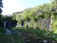 下まで下りました。
広い幅にわたって滝が落ちているので、この辺りの位置でないと全景が写りません。