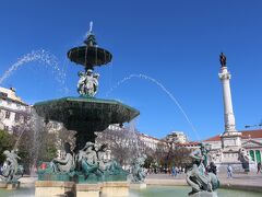 ホテルから南に向かって歩きます。
すぐにロシオ広場。