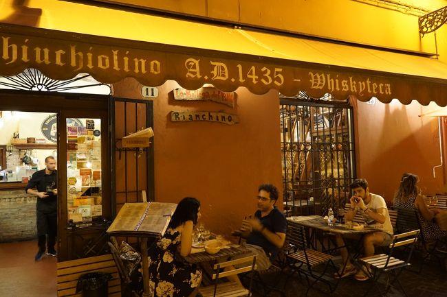 さて夕食はヨーロッパ最古の店といわれる「アル・ブリンディシ」へ。