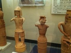 さて、ここから県立さきたま史跡の博物館です。
先ほどの将軍山古墳展示館の共通入場券を提示すれば入れます。
またまた埴輪たち（本物）。
右から二番目の女形埴輪ちゃんは…