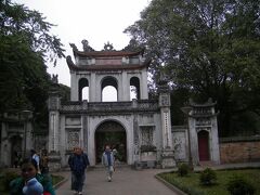 ってことで、やってきたのは文廟（孔子廟）。第1の門、文廟門には今ではベトナムで使われていない漢字が