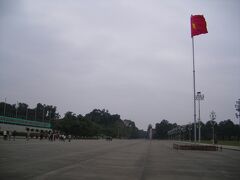 ホーチミン廟前のバーディン広場は1945年9月2日にホーチミンがベトナムの独立を宣言した場所。ベトナム国旗がたなびいている