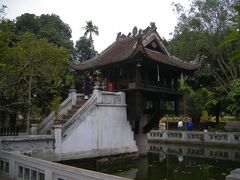 一本の柱の上に仏堂を載せたユニークな一柱寺へ。地元の敬虔な方が参拝してます