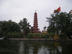 五重の塔ならぬ十重の塔が見える。ハノイで一番美しいといわれるタイ湖にたたずむ鎮国寺