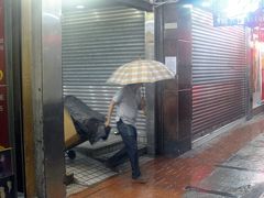 で……雨が降り出してきたので次の目的地のMTR「尖沙咀駅」に移動。

D1出口を出たところにある美麗都マンションに入って行きます(写真の人が出てきてる所)。