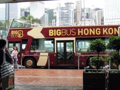 すぐ隣で「新巴（First Bus）」が運営する「BIG BUS」が停車してます。オープントップバスですが、ツァー専用バスなので自由に回りたいオヤジはパスです。