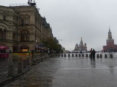 赤の広場ですが、雨が降っているので観光客の姿はチラホラです。午前10時頃ですが、明るくありません。