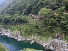 道の駅大歩危の駐車場からパチリ

このあたりは妖怪、児啼爺（こなき爺）の故郷？だそうで、この道の駅には地元の妖怪伝承を紹介する「妖怪屋敷」があったのですが、残念ながら17時で閉館していました。