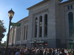 昼寝してすっきりしたらヤンキーススタジアムで野球観戦
Yankee Stadium, Bronx, NY 　19時5分開始
New York Yankees vs. Los Angeles Angelsの試合です