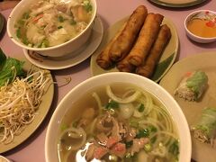 どうしてもベトナム料理が食べたくって　夜中１時まで営業している　Tau Bay Pho に行きました。本当は、ネイルサロンのお姉さんに聞いたお店に行きたかったんだけど、夏休みで開いていなかったので　こちらへ。生春巻きと揚げ春巻き、ワンタンは美味しかったです。ビーフフォーは　うーん、若干味が薄かったです。