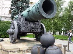 　大砲の皇帝
　1586年にアンドレイ・チョホフによって鋳造されたブロンズ製の大砲で、
重量40トン、口径890mm。当時としては世界最大の口径でしたが、今まで一度も発砲されたことがありません。弾丸は飾りです。一つ１トンなので、誰にも持てません。いたずらで発砲されては大変ですから（？！）