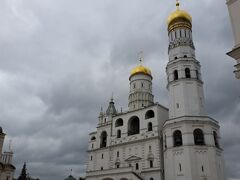 　イワン大帝の鐘楼
 イワン4世の頃、モスクワにこれ以上高い建物はありませんでした。
鐘楼の高さは81ｍ。
 　1505年から1508年にかけて本体が建てられ、1532年から1543年にかけて
八面体の鐘楼が完成しました。