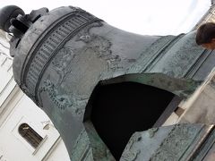 　鐘の皇帝
　1733年から1735年にイワン・マトーリン、ミハイル父子によって造られました。重さ200トン、世界最大の巨大な鐘です。鋳造中に火災が起き、水をかけたため、鐘にひびが入り、一部が欠け落ちてしまったそうです。誰もこの鐘の音を聞いたことがない不運な鐘です。