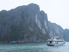 水上マーケットも見えました。

途中船が止まったと思ったら、水上生活をしている方が乗り込んできて、カニやらを売ってくれました。

私は買いませんでしたが、買った方はその場で調理してもらっていました。