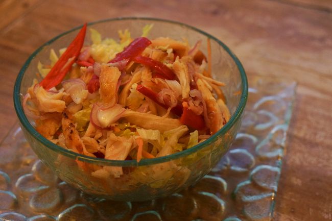 香ばしく焼いたチキンをほぐして和えた<br />ベトナミーズチキンサラダもやみつきのおいしさ！