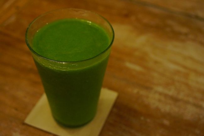 ここはジュースがどれもおいしいので、全種類飲んじゃいました。<br />これはシルサックと青菜とレモンのジュース。