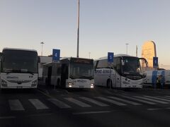 朝４:30に起きてテルミニ駅を5:30のバスに乗りチャンピーノ空港に到着しました。
チャンピーノ空港には初めて来ましたがテルミニ駅から約30分、閑静な住宅街の中にあるコンパクトな空港です。
LCCをメインにしているローマの第2の空港です。
バス代は?５、ライアンエアーがバスも運行していてNETで事前に予約、支払いをしていたのですが乗場が解らず別のバス会社のバスに再度お金を払って乗って来ました。チェ損した！