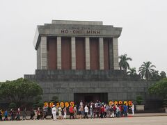 そして、ホーチミン廟。

中に入るためには厳重なセキュリティーチェックが必要とのこと。
手荷物は全て置いて入らなければなりません。
この日は敷地を一周するくらい、人が並んでいました。
中に入るには朝一番で行った方がいいそう。

某国の観光客の方はこっそり物を（カメラとか。中は撮影厳禁）
持ち込もうとするらしく、止められる人が多いんだとか。（現地ガイドさん談）

中に入るのでなければ、すんなりと公園内に行くことができました。