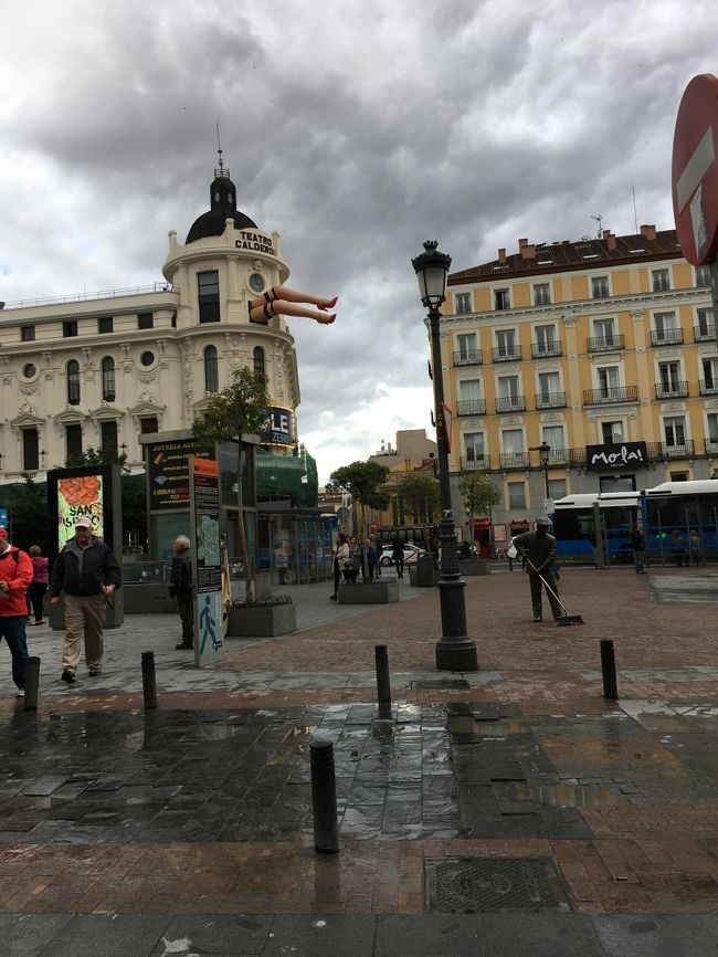 ホテルからプエルタ・デル・ソル広場へ歩いて行く途中、ハシント・ベナベンテ広場から見えた建物から何かが。