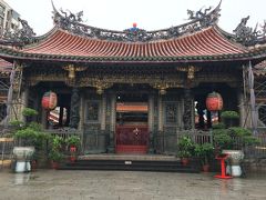 龍山寺。
雨が降っているが、小雨なので問題なし。

一通り参拝を済ませ、家族へのお守りを購入。
お守りが日本より安い！
滞在20分ほどで終了。