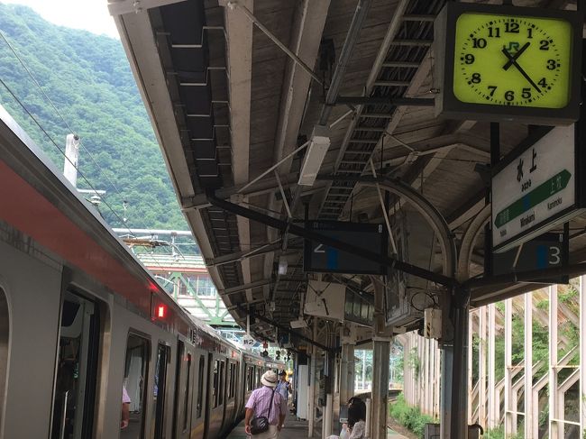 大宮　10時22分　⇒　高崎　11時48分。<br /><br />高崎　12時02分　⇒　水上　13時07分。<br /><br />水上から先はsuicaが使えないため車内検札がありました。<br />ほとんどの人が18きっぷを見せてました。<br />若いカップル、ご年配の夫婦だったりと年齢層はバラバラ。<br />車内では、これから長岡までは花火大会の為混み合いますというアナウンスがありました。