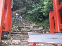 と思ったら、速玉大社のすぐ近くには神倉神社があり、ここは神話的には熊野大神が最初に降臨したとされ、歴史的には熊野古道中の古道とされる５００段をこえる自然石の石段があります。スキップしようと思ったのですが、速玉大社の売店で神倉神社の御朱印もいただいてしまい、お詣りしないわけにはいかなくなり最後の気力を振り絞ってお詣りしてまいりました。しかし、石段は傾斜がきついうえに自然石を加工せずに組んでいるので、ちょっと気が緩むと転げ落ちてしまいそうです。参道の入り口には、足腰に自身のない人や妊婦さんは登らないようにと随分ながい警告文がありましたが、実際登ってみるとホントに危ないと思いました。