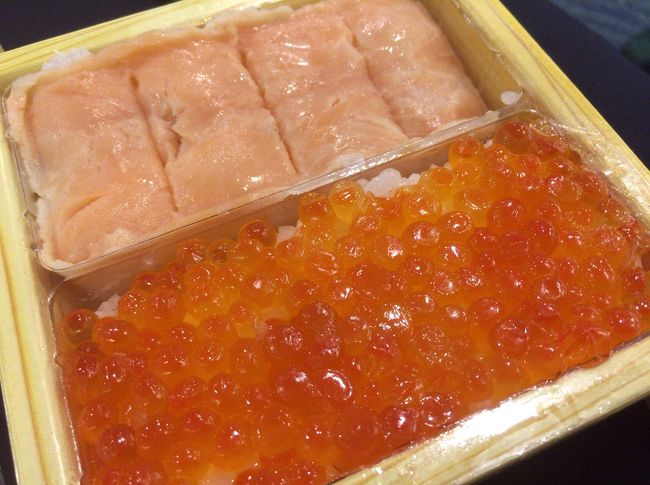 中身はこんな感じ。<br />飛行機を眺めながら、ビールとともにいただきまーす。