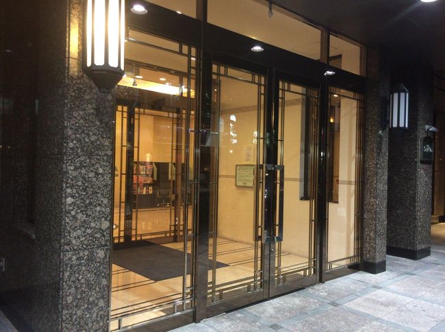 那覇空港からホテルまでは夜だったのでタクシーで。1250円でした。<br /><br />ホテルは松山にある、私にしてはちょっといいホテル。<br />