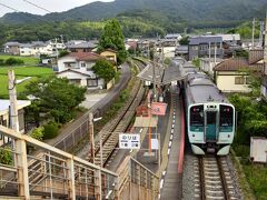 高徳線のローカル列車は池谷駅に到着です