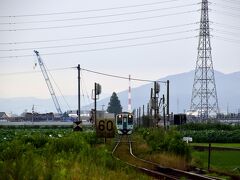 ホームの先に広がるは遥か先まで見渡す限りの広大な蓮根畑の圧巻な風景・・・
ウヒョォォォォォ！！！！！