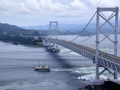 でも、眼下に広がる鳴門海峡の絶景を目の前にするとやっぱりテンション上がっちゃいますよねえ～(*´∀｀*)
この場所でも鳴門の地ならではな地元を感じる素敵な風景を見つけることが出来て、少し元気にもなった瞬間でありました