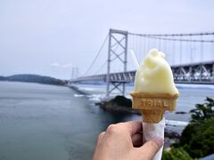 最後に鳴門の渦潮が広がる絶景を前にしつつ、すだちジェラートでエネルギー補給をして、千畳敷展望台を後にしました