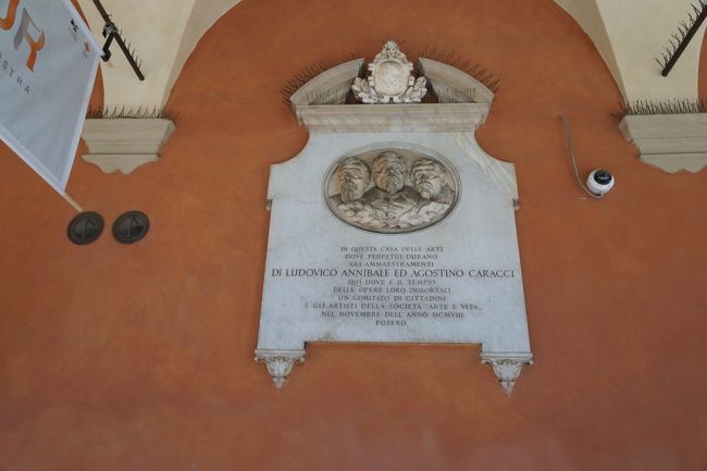 入口にあるカラッチ一族の彫像。ボローニャの美術家で、この地の美術発展に大いに寄与したという。