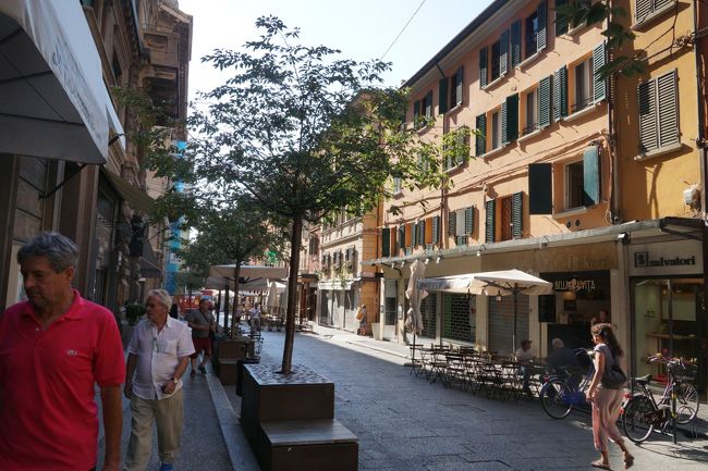 街の散策はガイドブックお薦めのVia Caprarie。でも、買い物にはさほどの興味がないので、ほぼ素通り状態。確かに雰囲気はありましたが。