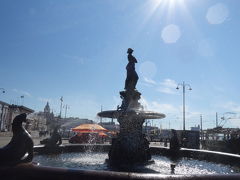 エスプラナーディ通りの先は桟橋のある港、マーケット広場がありその入り口あたりにこの像があります。バルト海の乙女の噴水でこのあたりのシンボルということ。