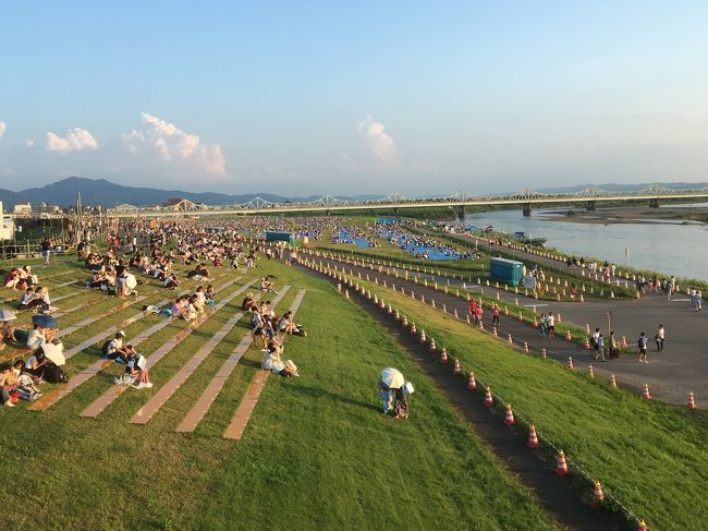 駅寄りの会場右岸。<br /><br />１８時でこの人混みです。<br />写真の場所は全て有料席。<br />当日販売もありました。<br />