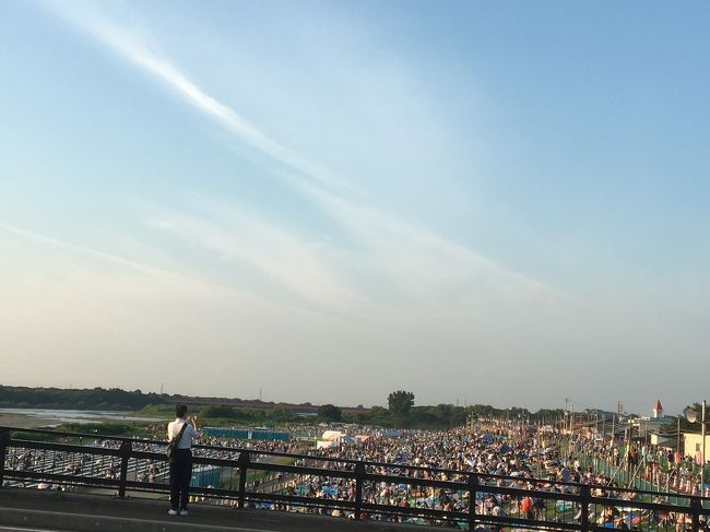 大手大橋を渡り左岸を目指します。<br /><br />大手大橋は１９時に通行止めとなるためその前に渡りきります。<br />左岸に来ると２２時までは橋を渡れないので最終新幹線は間に合いません。<br /><br />左岸側の有料席も大混雑です。