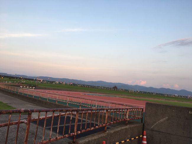 私達は有料席ではないので無料の場所で！！！<br /><br />さえぎるものがない、そして呑兵衛なのでトイレに近い場所を探します。<br />今日の花火を見る場所はここに決定！！！<br /><br />花火始まる前にお疲れカンパイします(^^♪<br />家から持ってきた冷凍枝豆が保冷材替わりでいいおつまみです(笑）