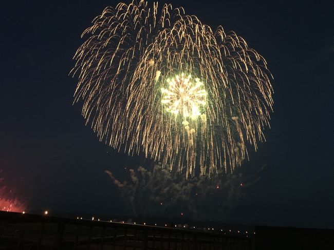 １９時２０分、花火打ち上げ開始です。<br /><br />見たり撮ったりと忙しい。<br />一部とはなりますが、皆さんも行ったつもりになって見てほしいです♪<br /><br />動画入れたいがアップロードエラーがでてのせられず。<br />今回は写真だけでご勘弁を！<br /><br />音は伝えられないがドン、ド～ンと体に響いてくる。<br />これでもか、これでもかというぐらい連発で打ち上げられてゆきます。