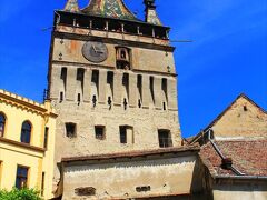 スロープの先に見えるのが時計塔。14世紀にシギショアラが商業ギルドによる自治都市になったのを記念して建てられた（歩き方）。