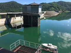 おはようございます。
なんと天人峡温泉の目玉観光地である羽衣の滝が工事により通行止め(!)の為、やることがなく夜八時には寝てしまった為、早起きできました。
ここは出発してすぐのところにある忠別ダムです。