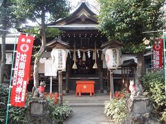 お隣は花園稲荷神社　祭神　倉稲魂命
もともと五条天神社が移転してくる前から祀られていたお稲荷さん。
太田道灌によって京都から勧請されたとか、いろいろ説があるそうで。
